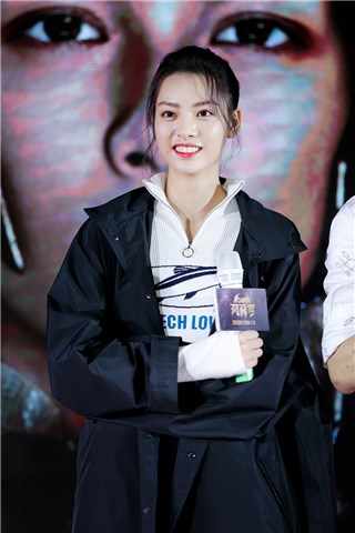 张艺上甜美出席主演电影《阿修罗》沈阳站路演