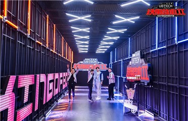 明星经理人朱正廷与战队成员离开铁甲格斗的舞台