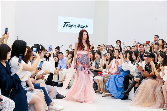 标题一:2018深圳时装周,Tony&tony’s的凡尔赛女孩向浪漫出发
