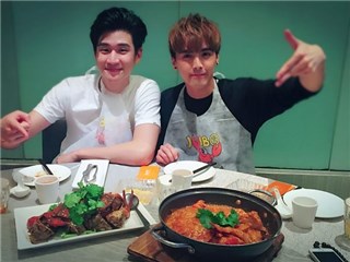 辛辣海鲜美食摆桌前 周兴哲哀「闻一下就好」