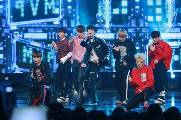 男团MonstaX、女团PRISTIN、EXID、GFriend在MBC《SHOWCHAMPION》中带来精彩舞台