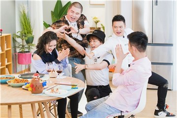 好友现场给谢娜惊喜