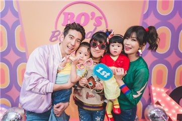 BO妞满周岁啦 生日趴抓周抓到麦克风