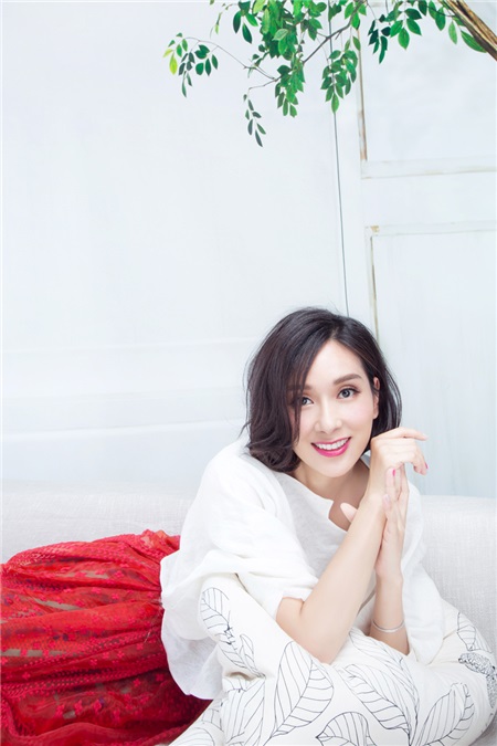 杨恭如曝端午节大片 优雅红裙更显气质高贵