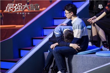 侯仕程安慰俞辰捷