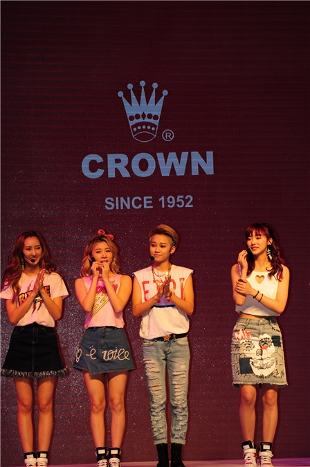 吴奇隆出席CROWN行李箱代言活动 与粉丝合影甘当「人肉背景板」