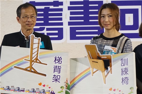 郑秀文、曾钰成出席宣明会「旧书回收义卖大行动」