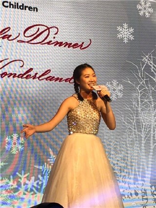 甄子丹13岁女儿Jasmine上台演唱 让网友直呼:有范儿