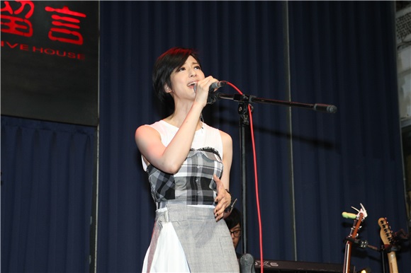 赖雅妍举办公益演唱会总彩张立昂送上三宝