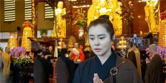 王祖贤素颜现身法会 56岁体态丰满却被嘈“虎背熊腰”
