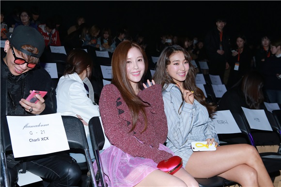 少女时代成员Tiffany、T-ara成员孝敏、SISTAR成员宝拉、演员李善彬等出席2017F/W首尔时装周活动
