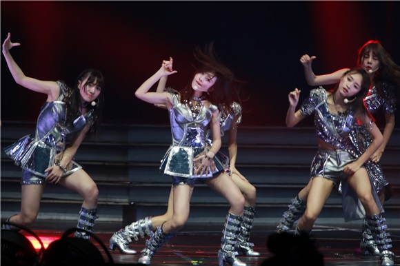 鞠婧祎SNH48第三届总决选摘得桂冠 王冠、披风加身尊贵公主甜美迷人