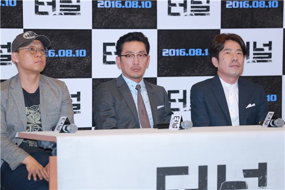 河正宇吴达洙亮相《Tunnel》媒体首映 演技派拼气场