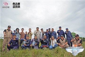 与排雷队员合照