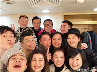 袁咏仪晒大合影张智霖大笑出镜 网友截图对比：笑的一模一样