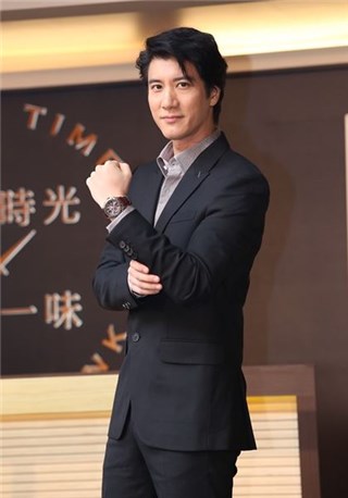 王力宏中国演唱惊传遭粉丝攻击 砸到腹部表情痛苦