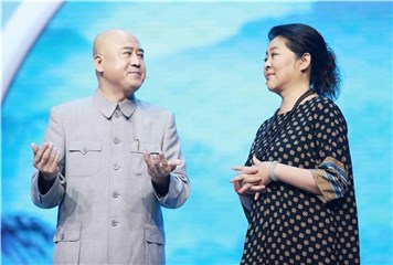倪萍、方清平有爱对视