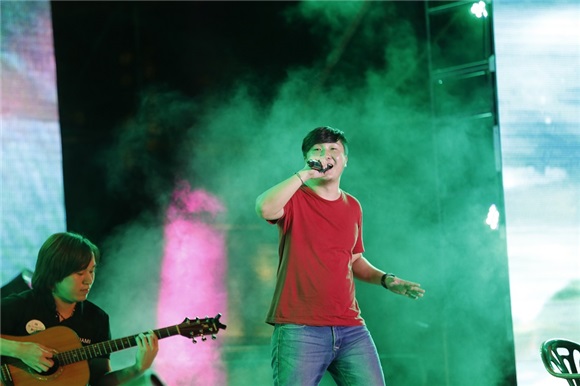 黎彼得海鸣威为原创歌手打气 音乐力量唱响东城