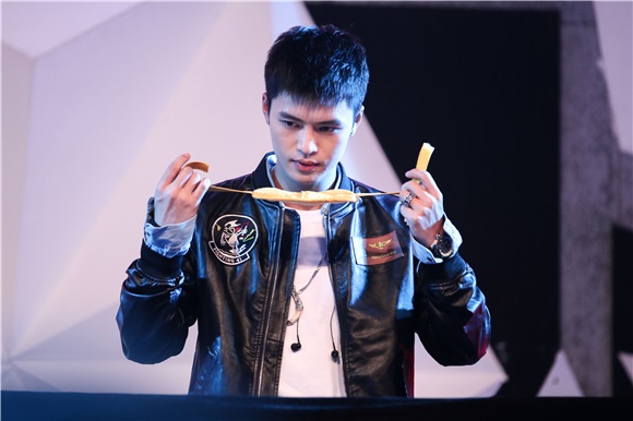 宁桓宇生日会与粉丝亲密互动 神秘嘉宾现身送祝福
