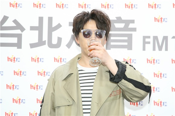 萧煌奇回归台语歌坛 特治人生调酒呼乾啦