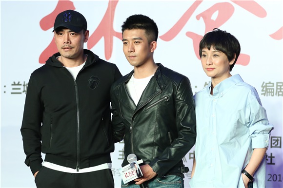 《坏爸爸》北京启动发布会 邵兵深情诠释「坏爸爸」特质2月28日,电影《坏爸爸》在京举办新闻发布会,导演兰城序,编剧陈骥,主要邵兵,孔琳等悉数亮相。华表奖影帝,实力派演员邵兵这些年塑造过无所经典角色。此次加盟《坏爸爸》剧组,邵兵坦言是看中了剧本的主题,这部电影展示了亲情与孝道,与以往的硬汉形象不同,身为两个孩子的父亲,他能更深的体会到一个合格的父亲的辛苦与不易。谈到坏爸爸的特质,邵兵表示「我自己也是两个孩子的父亲,能够深刻体会到一个合格的父亲的辛苦与不易,男人没有孩子的时候还是孩子,当了父亲以后,才感觉身上的责任重大。」邵兵还深情回忆起生活中和儿子相处的趣事,「我前几天去拍戏的时候忘带了手机,结果我12岁的儿子急忙打车把手机送到机场,我说要给他打车钱,他还不要,我一下子就特别感动,他变得特别懂事。」