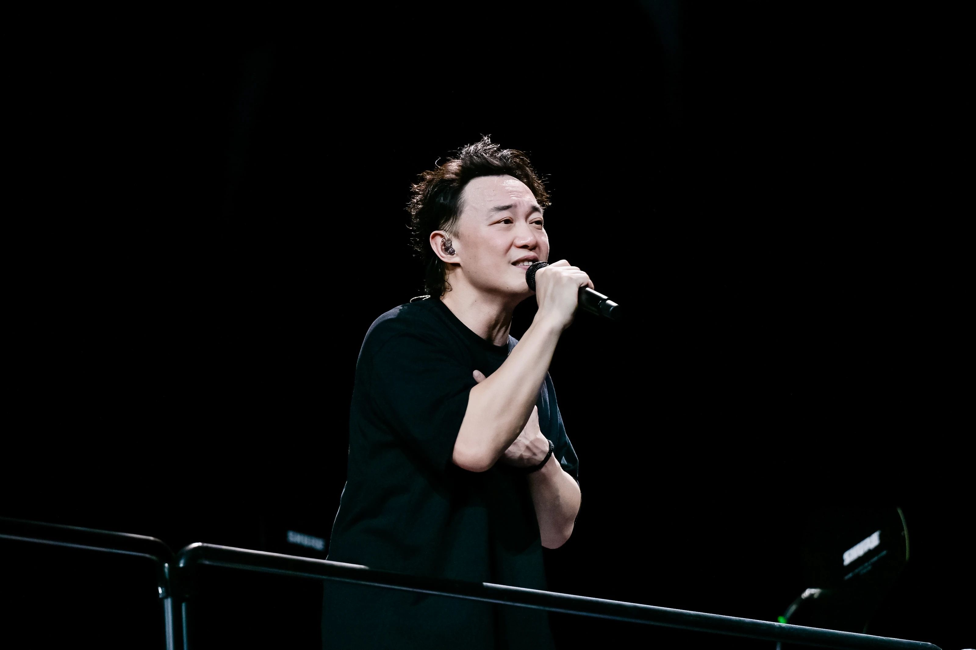 陈奕迅北京演唱会太投入 倒退时踩空台阶重重摔倒