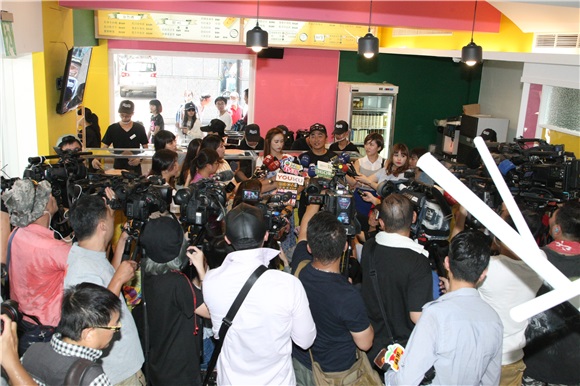 吴宗宪、吴姗儒出席第二家墨西哥卷饼店开幕