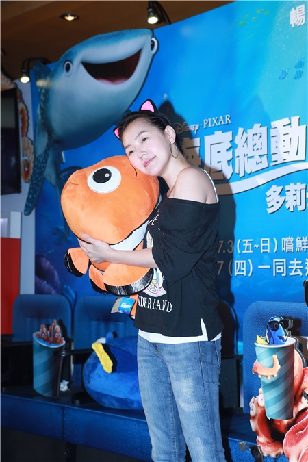 小S包场邀喜愿协会病童看《海底总动员2:多力在哪儿?》。
