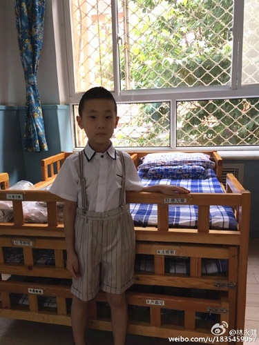 林永健晒大竣毕业照 网友:大红唇太抢戏