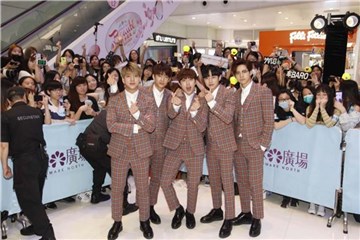 〈Yes香港现场〉韩团B1A4抵港与粉丝见面 现场尖叫声不断