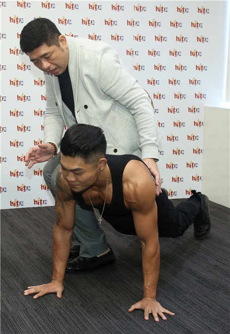李玖哲电台宣传好友NONO送上包子