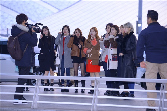 GFriend、TWICE前往香港参加《2016MAMA》