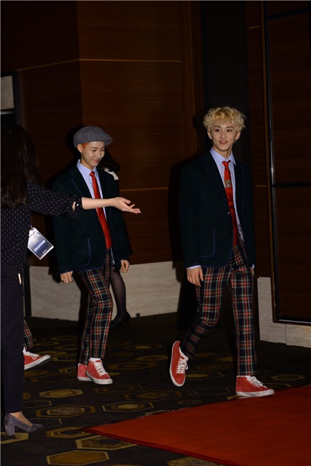 〈Yes首尔现场〉NCTDREAM出席颁奖典礼 团员学院风搭小红鞋