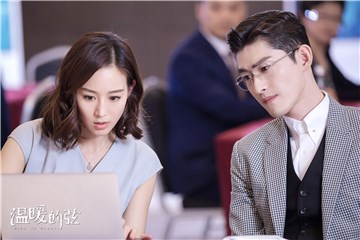 张钧甯的职场造型清新