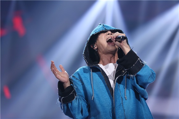 华晨宇颠覆式改编《我的滑板鞋》 炸裂全场2016全新神曲诞生