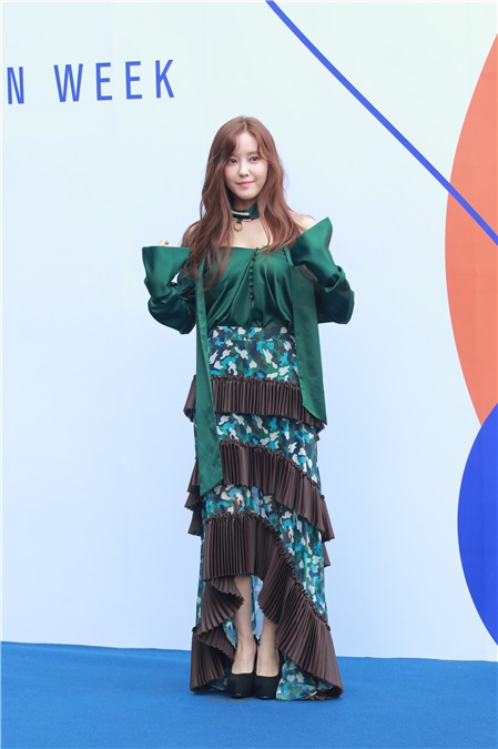 少女时代成员Tiffany、吴涟序、李多熙、T-ara成员孝敏、SISTAR成员宝拉、显佑等2017F/W首尔时装周活动