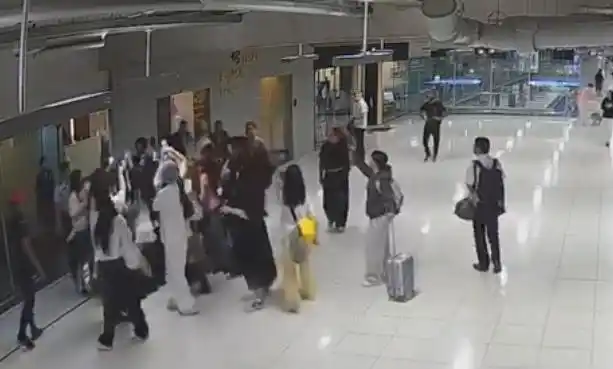 泰航拒载22名中国乘客并现歧视手势，泰国机场致歉问责涉事人员