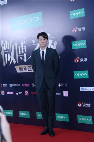 李易峰获热搜艺人奖 感恩表白粉丝：都是我的女人