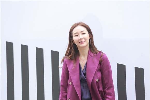 雪莉轻松驾驭亮片裙 崔智友秀大长腿来站台