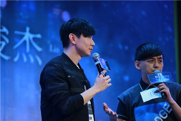 林俊杰、黄子佼出席《听•见林俊杰》音乐纪录片首映发布会