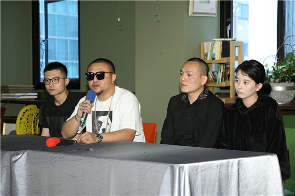 春风说明爸爸被殴受伤记者会