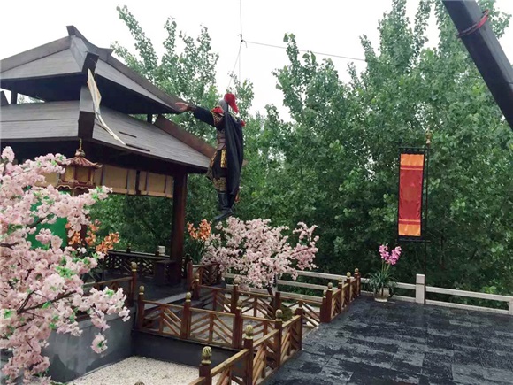 何建泽《凤凰无双》帅气威武 王丽坤剪刀手反差萌