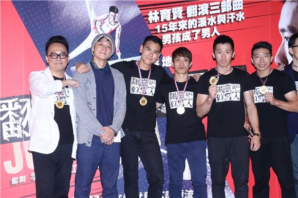 彭于晏站台《翻滚》首映 避八卦问题快闪入场