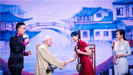 (东方卫视春晚李宇春现场学习三弦)