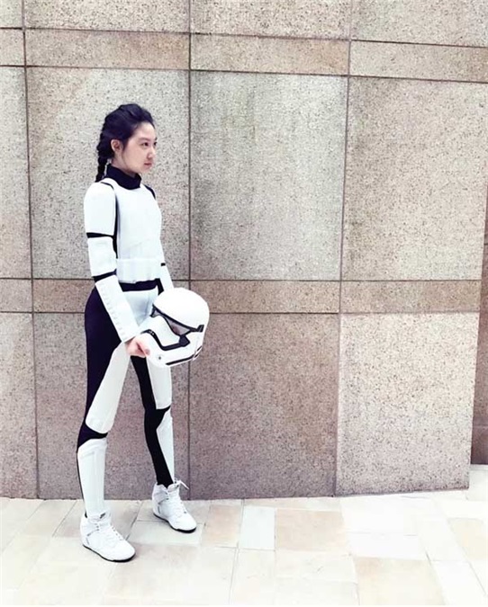 甄子丹儿女玩Cosplay 网友笑称合家欢乐版