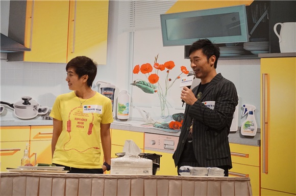 许志安出席科士威续约记者会