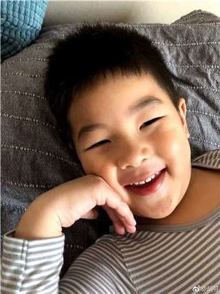 胡可元宵节晒小鱼儿 尼莫呆萌出镜粉丝大呼好可爱