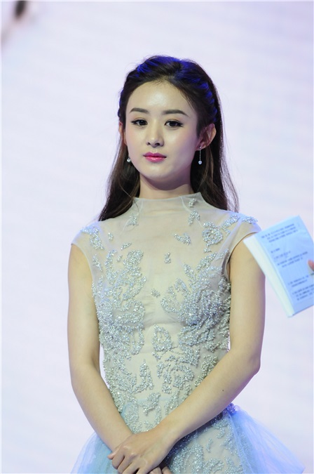 赵丽颖携手奥运跳水梦之队 薄纱露背长裙与吴敏霞一起比爱心