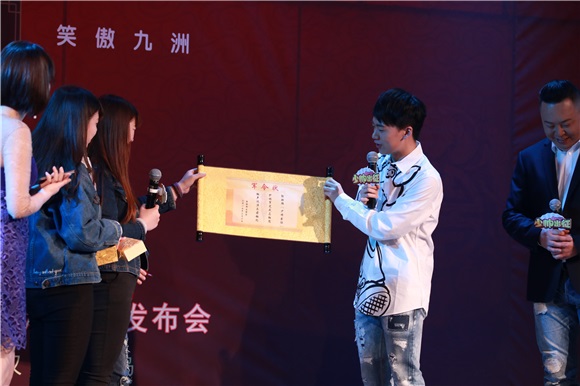 郭麒麟全国相声专场巡演 郭德纲挥毫「少帅出征」送祝福