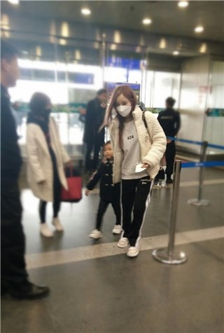 网友机场偶遇李小璐母女 小甜馨开心的蹦蹦跳跳可爱十足